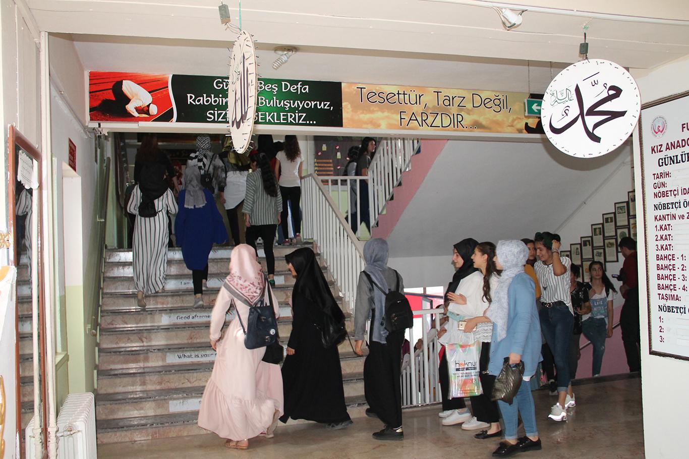 Mardin'de 250 bin öğrenci karne heyecanı yaşadı